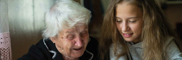 Oma mit Kind - eine Generation gibt an die nächste Generation weiter