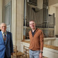 Stifter Dr. Philipp und Kirchenmusikdirektor Roth vor der Orgel